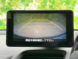 後退時の安全をサポートするバックモニター。映像を見ながらスムーズな後退操作が可能です。駐車や狭い場所での取り回しをアシストします。
