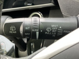 視界を良好に保つワイパー操作は、安全運転に不可欠。レバー一本で簡単に操作でき、雨天時も快適なドライブをサポートします。