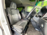運転席まわりには十分なスペースがあり、大柄な方でもゆったり運転していただける環境です。
