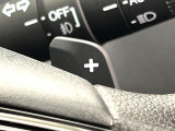 【パドルシフト】ハンドルから手を離さずに素早くシフトアップ&ダウンができるので、エンジンブレーキを使う下り坂や高速道路の合流で加速したい場面で役立ちます。