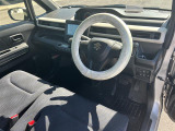 【運転席】座り心地が良いシートなので長時間の運転でも快適にお過ごしいただけます。新品のフロアマットのご注文も可能です。掲載箇所以外にご希望の写真がございましたらお気軽にお問い合わせ下さい。