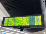 【インテリジェントルームミラー】後席の大きな荷物や同乗者で後方が確認しづらい時でも安心!カメラが撮影した車両後方の映像をルームミラー内に表示。クリアな視界で状況の確認が可能です!