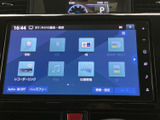 駐車や万場での後方確認をサポートするバックモニター。安全でスムーズな後退運転を可能にし、衝突のリスクを軽減します。