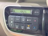 【オートエアコン】一度お好みの温度に設定すれば、車内の温度を検知し風量や温度を自動で調整。暑い&hellip;寒い&hellip;と何度もスイッチ操作をする必要はありません。快適な車内空間には必須の機能ですね♪