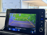 後退時には、周囲の状況をはっきりと把握できる映像が表示され、安全な運転をサポートします。駐車支援機能も搭載されています。
