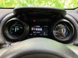 スタイリッシュなデザインと分かりやすい表示で、車両の状態を正確に把握できます。速度、燃料残量など、必要な情報を一目で確認できます。
