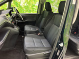 運転席からの視界も良好で、安全な運転をサポート。細部までこだわった設計で、快適な操作性を実現しています。