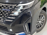 【LEDヘッドライト】悪天候や夜間走行時も良好な視界を確保し安心して運転できる高輝度LEDヘッドライトを装備!点灯速度が早く、消費電力も抑えられています。
