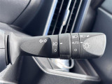 【オートライト(AUTO)】外の明るさをシステムが感知して、自動でヘッドライトが点灯します。ヘッドライトをつけ忘れを防ぐ便利機能です。