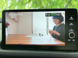 鮮明な表示で視認性に優れた地図画面。スムーズな操作で、目的地までのルートを検索できます。安全運転をサポートする機能も充実しています。