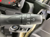 操作しやすいウインカーレバーで、安全な運転をサポート。視認性の高い表示で、誤操作を防ぎます。
