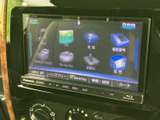 様々な情報を表示できるモニター。カーナビやカメラ映像など、必要な情報を確認しながら運転できます。