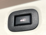 【パワーバックドア】スマートキーや運転席のボタンを押すだけでリアゲートが自動で開閉します!荷物を持っている時や、高い位置にあるバックドアを閉める際に便利な機能です♪