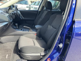 シンプルで使いやすい内装空間が、日常の運転を快適にします。小物を収納できるスペースも備えています。