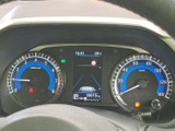 必要な情報をひと目で確認できるメーター。シンプルで分かりやすい表示で、運転に集中できます。デジタル表示でスタイリッシュな印象を与えます。