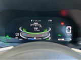 必要な情報をひと目で確認できる、視認性の高いメーターです。運転中の情報把握をスムーズにし、安全運転をサポートします。