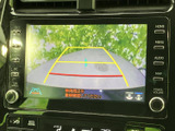 後方確認がスムーズに行えるカメラ付き。駐車時の安全性と利便性を高めます。狭い場所でも安心して運転できますね。