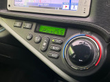 【オートエアコン】一度お好みの温度に設定すれば、車内の温度を検知し風量や温度を自動で調整。暑い&hellip;寒い&hellip;と何度もスイッチ操作をする必要はありません。快適な車内空間には必須の機能ですね♪