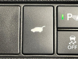 【ハンズフリーパワーバックドア】リアバンパー下部に足先を出し入れするだけでバックドアが自動で開閉♪両手が荷物でふさがっている時でもラクラク開閉操作が行えます!