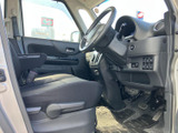 車内空間への出入りがスムーズに行えるよう、設計されています。広々とした空間で、快適な移動体験をお楽しみください。
