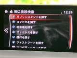 視認性の高いディスプレイを搭載。目的地設定や音楽再生など、様々な操作をスムーズに行えます。スムーズなカーナビ操作で、快適なドライブをサポートします。