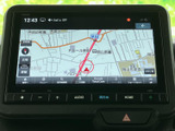 鮮明な地図表示で、スムーズなナビゲーションをサポート。目的地までのルートを分かりやすく表示し、安全運転を後押しします。最新の交通情報も確認できます。