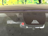 【プリクラッシュセーフティ】前方の車両等を検知し、衝突しそうな時は警報で注意を促し、ブレーキを踏む力をサポート。ブレーキを踏めなかった場合は衝突被害軽減ブレーキが作動、衝突回避をサポートします。