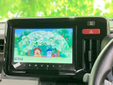 停車時にテレビ放送を視聴可能。お子様の笑顔のために、お気に入りの番組を楽しめます。安全のため、走行中は視聴できません。