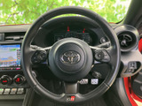 握りやすく操作しやすいステアリング。各種スイッチが配置され、運転中の操作をスマートに行うことができます。デザイン性も兼ね備えています。