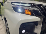 【LEDヘッドライト】悪天候や夜間走行時も良好な視界を確保し安心して運転できる高輝度LEDヘッドライトを装備!点灯速度が早く、消費電力も抑えられています。