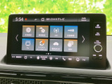 多彩な表示機能で、カーナビや車両情報など、必要な情報を一目で確認できます。視認性の高いモニターで、安全運転をサポートします。