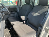 運転席への乗り降りがしやすい設計で、スムーズな移動をサポートします。快適なドライビングポジションを実現しています。