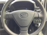 操作系の視認性が高く、ドライバーの運転をサポートする、使いやすいステアリングホイールです。細部までこだわったデザインも魅力です。