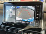 後方の状況をしっかり確認できるバックモニター。駐車や後退時の安全をサポートし、運転を安心と快適にします。狭い場所でも、スムーズな運転を支援します。