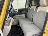 運転席側のドアは、操作性も考慮した使いやすい設計。収納スペースも充実しており、快適なドライブをサポートします。細部までこだわった作りです。