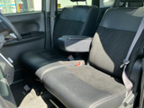 運転席ドアからは、スムーズな乗り降りが可能です。操作しやすいスイッチ類が配置されており、快適なドライビングポジションをサポートします。
