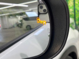 【ブラインドスポットモニター】走行中、ドアミラーの死角になりやすい箇所に後続車が接近するとサイドミラーのレンズに警告を表示!ドライバーに注意喚起をしてくれます。