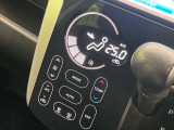 【オートエアコン】一度お好みの温度に設定すれば、車内の温度を検知し風量や温度を自動で調整。暑い&hellip;寒い&hellip;と何度もスイッチ操作をする必要はありません。快適な車内空間には必須の機能ですね♪