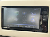 多彩な機能を備えたナビゲーションシステム。目的地設定や音楽再生など、快適なドライブをサポートします。多彩な機能で、長距離移動もスムーズに運べます。