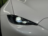 【LEDヘッドライト】悪天候や夜間走行時も良好な視界を確保し安心して運転できる高輝度LEDヘッドライトを装備!点灯速度が早く、消費電力も抑えられています。