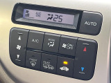 【オートエアコン】一度お好みの温度に設定すれば、車内の温度を検知し風量や温度を自動で調整。暑い&hellip;寒い&hellip;と何度もスイッチ操作をする必要はありません。快適な車内空間には必須の機能ですね♪