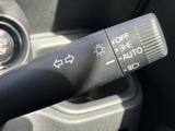直感的な操作で、安全な車線変更をサポート。視認性の高いデザインで、周囲の状況を把握しやすくなっています。
