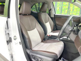 運転席まわりには十分なスペースがあり、大柄な方でもゆったり運転していただける環境です。