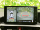 駐車時の後方確認をサポートするバックモニター。狭い場所や段差での進入も安心です。安全運転を心がけ、快適なカーライフを送りましょう。