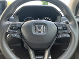 操作しやすいレイアウトで、安全運転をサポート。お好みの情報を表示できるマルチインフォメーションディスプレイも搭載。