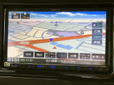 鮮明な地図表示で、スムーズなナビゲーションをサポート。目的地までのルートを分かりやすく案内し、快適なドライブを演出します。