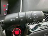 直感的な操作で、安全な車線変更をサポートするウインカーレバー。視認性の高いデザインで、夜間走行時でも安心です。
