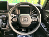 インテリアに合わせたデザインのステアリングは、運転される方のことも考え、運転しやすい形状、大きさです。是非一度、実際に触ってお確かめください。