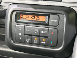 【オートエアコン】一度お好みの温度に設定すれば、車内の温度を検知し風量や温度を自動で調整。暑い&hellip;寒い&hellip;と何度もスイッチ操作をする必要はありません。快適な車内空間には必須の機能ですね♪