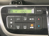 【オートエアコン】一度お好みの温度に設定すれば、車内の温度を検知し風量や温度を自動で調整。暑い&hellip;寒い&hellip;と何度もスイッチ操作をする必要はありません。快適な車内空間には必須の機能ですね♪
